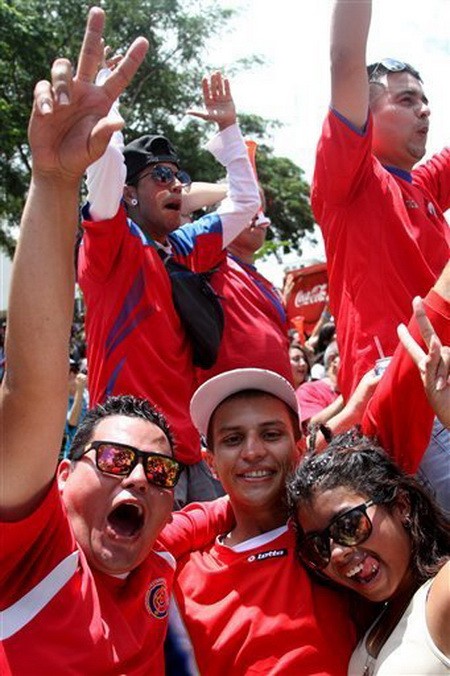 CĐV Costa Rica phát cuồng với chiến thắng lịch sử ảnh 13